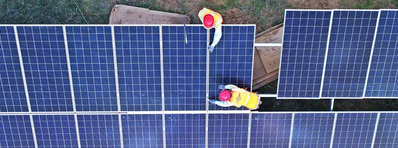 人们在太阳能电池板上工作